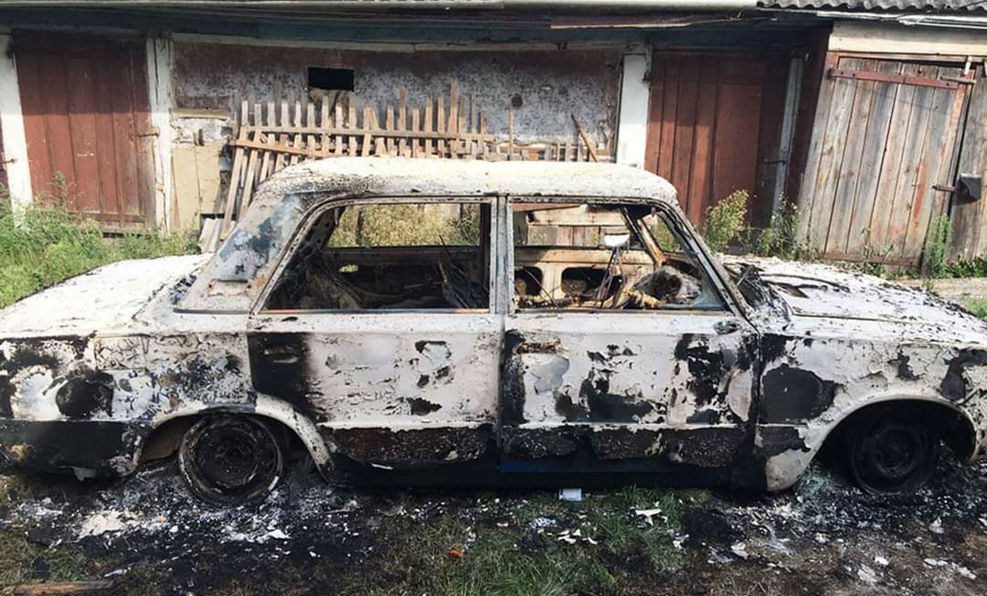 Вирішили провчити: на Чернігівщини зловмисники спалили авто колишнього військовослужбовця ФОТО