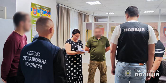 Працівник ТЦК на Одещині вимагав 10 тис. доларів хабара з родички військового ФОТО