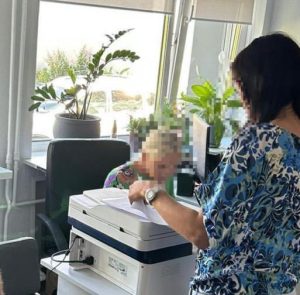 У Києві начальниця відділу РДА розтратила понад мільйон гривень на закупівлі стільців для укриття ФОТО