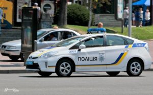 У Києві на пляжі дитина будила п’яну маму: поліція доставила обох у відділок ФОТО