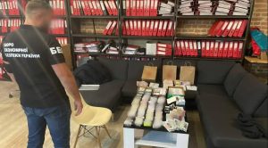 Обшуки з автоматами у власників "Криївки" та "Пʼяної вишні" обурили мережу: у чому їх звинувачують та що знайшли силовики ФОТО