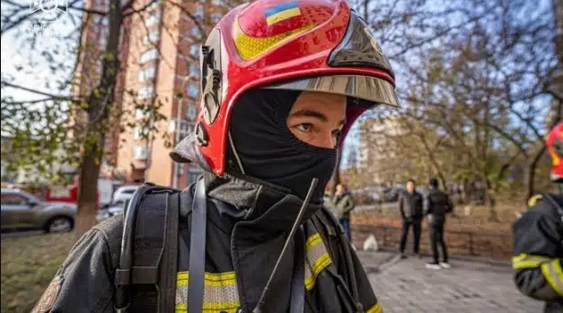 Через пожежу в одному зі столичних готелів довелося евакуювати 10 осіб ФОТО