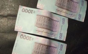 Патрульні затримали людей, які заплатили кур’єру підробленими гривнями ФОТО