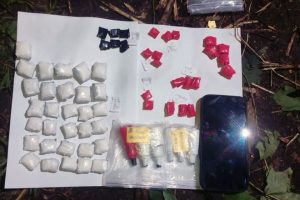 На Хмельниччині судитимуть наркодилерку, в якої вилучили 330 згортків із психотропами ФОТО