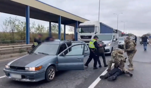 ОДЕСИТ ПРИДУМАВ СХЕМУ З ПЕРЕПРАВЛЕННЯМ ЧОЛОВІКІВ ЗА КОРДОН НА СТАРИХ АВТІВКАХ - ДПСУ ФОТО
