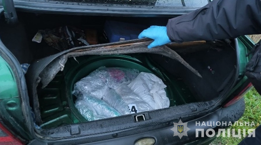На Волині у чоловіка вилучили майже 30 кг бурштину, який він заховав у багажному відділенні ФОТО