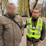 У Києві чоловік ображав і облив пивом жінку з дитиною, бо вони розмовляли українською ФОТО