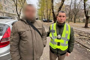 У Києві чоловік ображав і облив пивом жінку з дитиною, бо вони розмовляли українською ФОТО