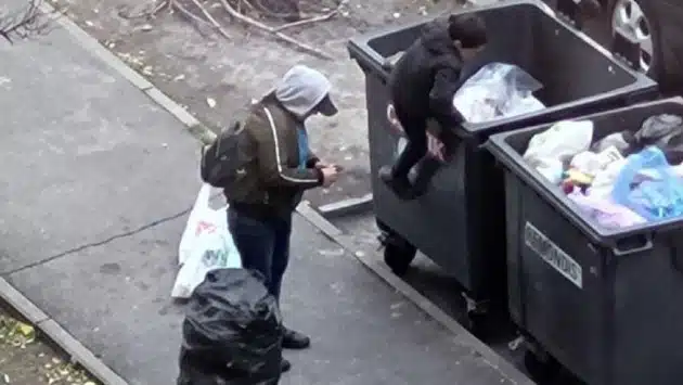 У Києві мати закидає хлопчика до сміттєвих баків, щоб той шукав пляшки ФОТО