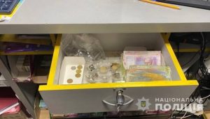 У ХМІЛЬНИЦЬКОМУ РАЙОНІ 20-РІЧНИЙ ХЛОПЕЦЬ ОБІКРАВ СВОЮ МАТІР, ЙОМУ ЗАГРОЖУЄ 8 РОКІВ ТЮРМИ ФОТО