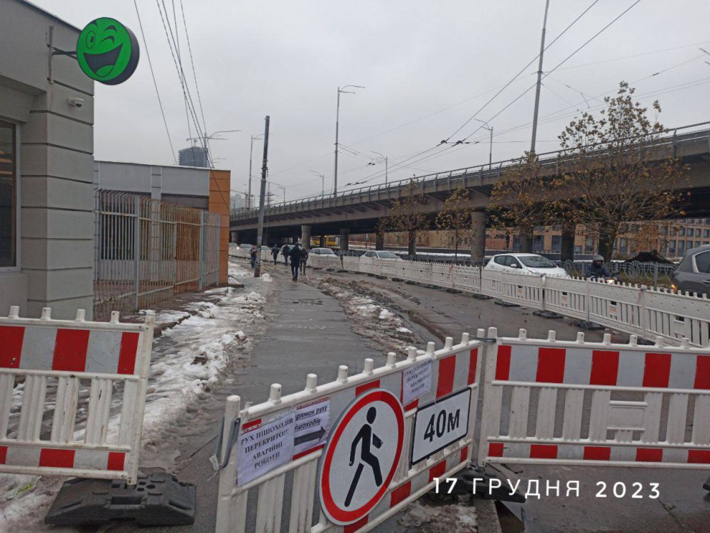 В Києві біля метро "Деміївська" просідає ґрунт ФОТО