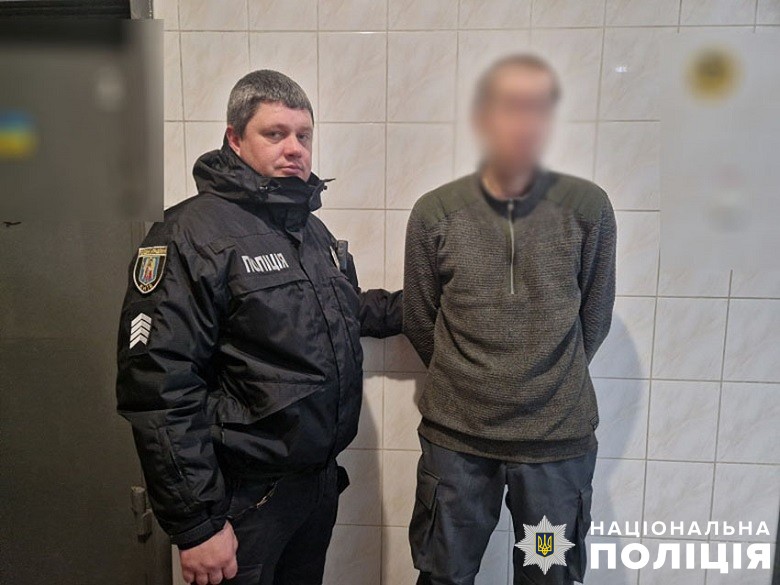 У Києві небайдужі люди затримали злочинця, який грабував жінку у під’їзді ФОТО