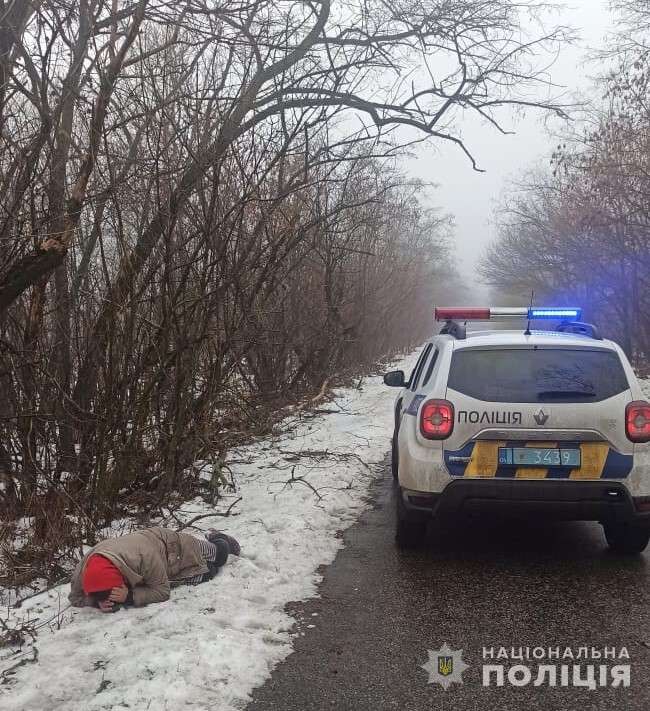 У Дніпропетровській області поліцейський врятував бабусю, яка замерзала в снігу ФОТО