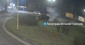 В Ужгороді, тікаючи від патрульних, водій зробив "подвійне сальто" у повітрі і влетів в кільце ФОТО