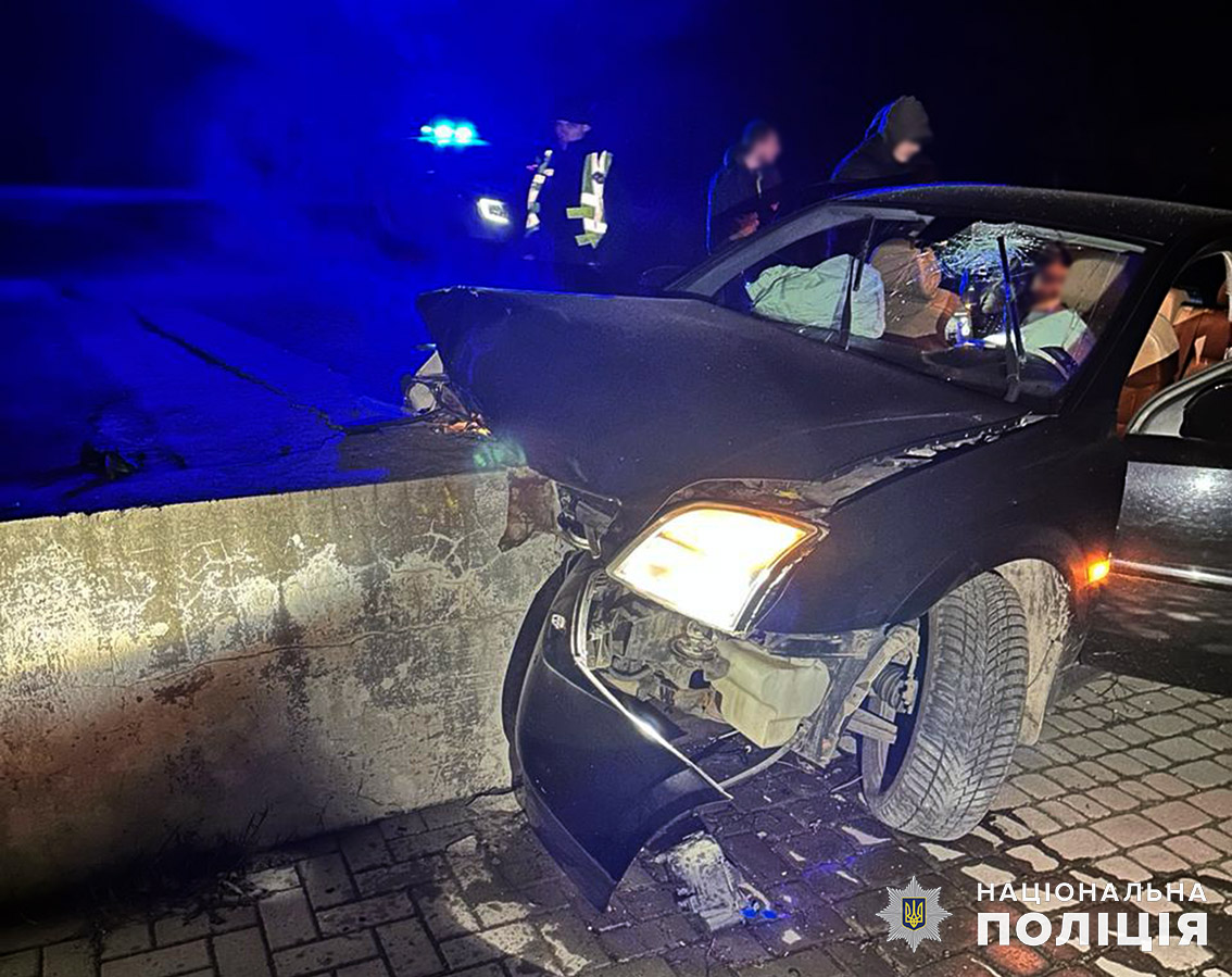На Хмельниччині легковик врізався у бетонну перешкоду, внаслідок ДТП постраждала юна пасажирка ФОТО